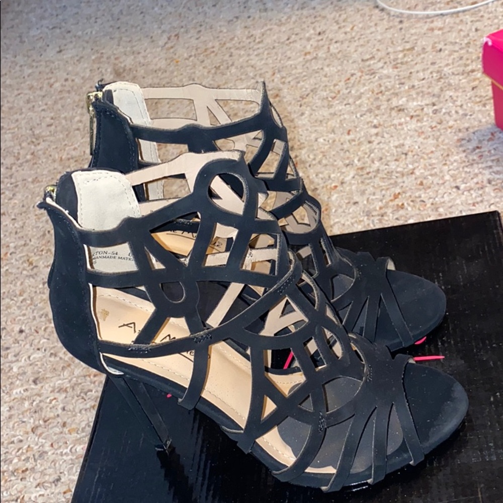 Woman’s Size 6 Black Heel